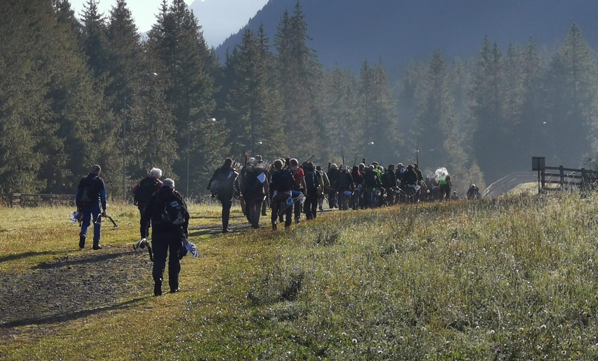 corteo di arcieri verso le piazzole di tiro